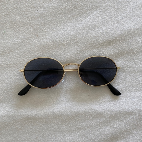 Urban Outfitters Accessories - RETRO ROUND SUNGLASSES